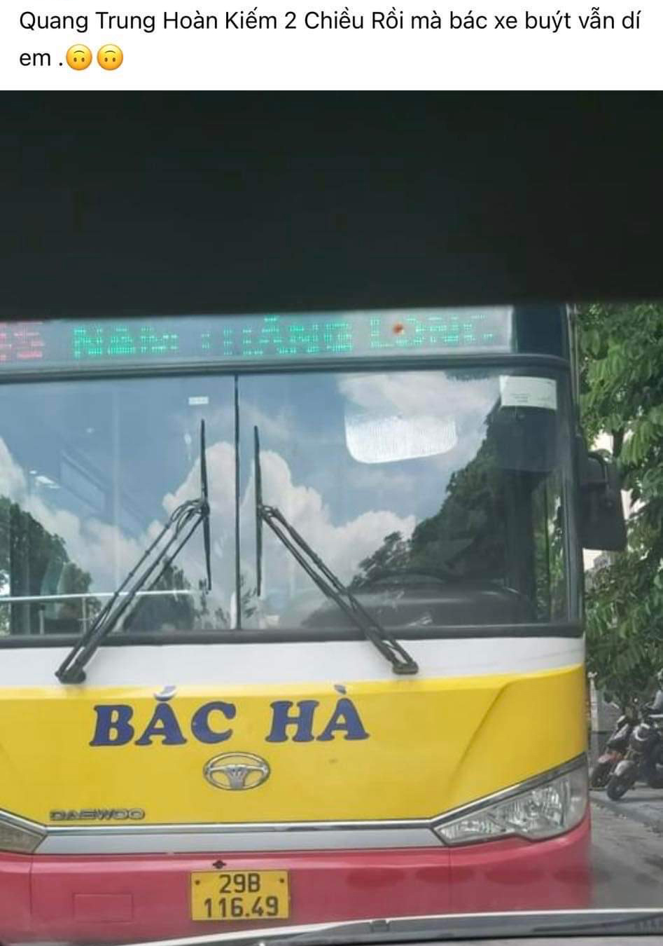 Một số phương tiện vẫn chưa quen với việc phân luồng mới trên tuyến phố Quang Trung, Phùng Hưng. Một số phương tiện vẫn chưa quen với việc phân luồng mới trên tuyến phố Quang Trung, Phùng Hưng.