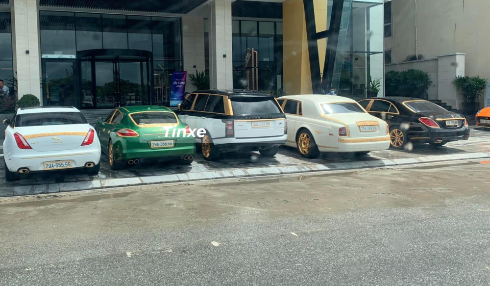 Từ trái sang là Jaguar XJL ngũ quý 5, Porsche Panamera tứ quý 6, bộ 3 xe tứ quý 8 đỗ cạnh nhau bao gồm Range Rover Autobiography, Rolls-Royce Phantom và Mercedes-Benz S-Class tứ quý 8, cuối cùng là Jaguar F-Type R tứ quý 9 Từ trái sang là Jaguar XJL ngũ quý 5, Porsche Panamera tứ quý 6, bộ 3 xe tứ quý 8 đỗ cạnh nhau bao gồm Range Rover Autobiography, Rolls-Royce Phantom và Mercedes-Benz S-Class tứ quý 8, cuối cùng là Jaguar F-Type R tứ quý 9