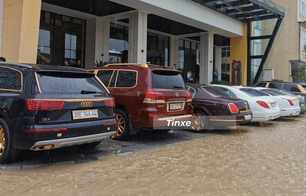 Đoàn xe của đại gia này tắm mua gần 2 tiếng, mực nước lũ ngập gần đến mép vỉa hè Đoàn xe của đại gia này tắm mua gần 2 tiếng, mực nước lũ ngập gần đến mép vỉa hè