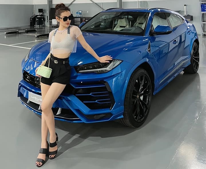 Nữ diễn viên Phương Trinh Jolie chia sẻ rất thích thú với xe Lamborghini Urus Nữ diễn viên Phương Trinh Jolie chia sẻ rất thích thú với xe Lamborghini Urus