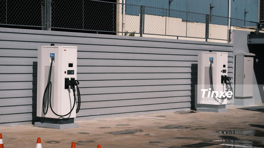 Sạc ABB được lắp đặt tại khuôn viên bên ngoài Audi Tân Bình.