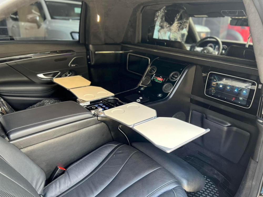 Và đẳng cấp nhất vẫn là khoang hành khách của xe Mercedes-Maybach S450 Pullman với vách ngăn bằng kính, trong ảnh là dạng trong suốt, có thể quan sát tài xế Và đẳng cấp nhất vẫn là khoang hành khách của xe Mercedes-Maybach S450 Pullman với vách ngăn bằng kính, trong ảnh là dạng trong suốt, có thể quan sát tài xế