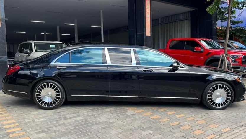 Nhưng thực tế xe là Mercedes-Maybach S450 Pullman, 1 biến thể kéo dài với 3 khoang và nó cho thấy sự đẳng cấp ngay từ cái nhìn đầu tiên Nhưng thực tế xe là Mercedes-Maybach S450 Pullman, 1 biến thể kéo dài với 3 khoang và nó cho thấy sự đẳng cấp ngay từ cái nhìn đầu tiên