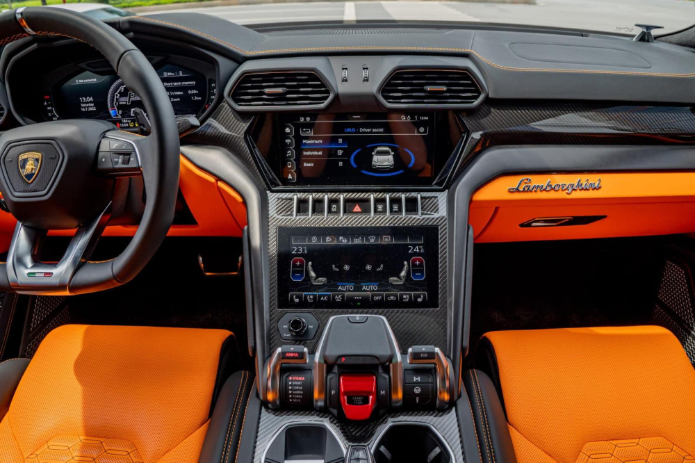 Hệ thống giải trí Lamborghini Urus bao gồm 2 màn hình giải trí và kết nối với nhau thông qua hệ thống thông tin giải trí Lamborghini (LIS), tích hợp tính năng Apple CarPlay và Android Auto. Hệ thống giải trí Lamborghini Urus bao gồm 2 màn hình giải trí và kết nối với nhau thông qua hệ thống thông tin giải trí Lamborghini (LIS), tích hợp tính năng Apple CarPlay và Android Auto. Rạp hát của Urus là loa Bang & Olufsen với công suất 1.700 W. Ngoài ra, hàng ghế sau có thêm tùy chọn 2 màn hình giải trí cảm ứng.
