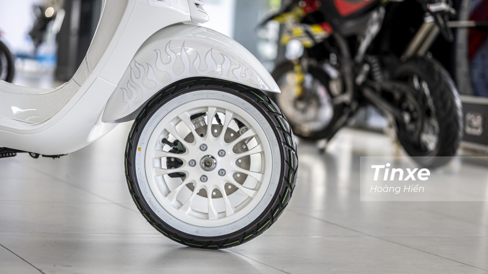 Bộ vành sơn trắng đồng bộ với màu sơn thân xe của chiếc Vespa Sprint phiên bản đặc biệt.