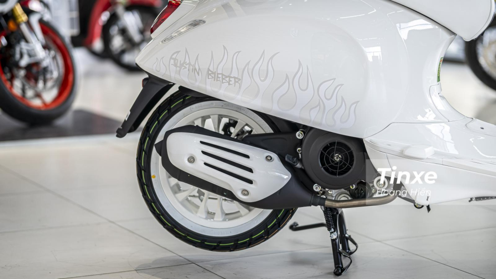 Để tạo điểm nhấn, xung quanh xe được trang trí thêm bộ tem lẳ trắng.