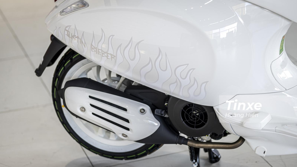 Ốp ống xả cũng được sơn sang màu trắng.