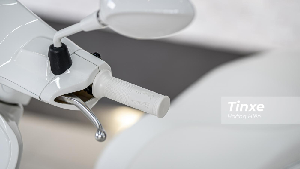 Tay nắm xe cũng là màu trắng khiến cho Vespa Sprint phiên bản Justin Bieber trở nên đặc sắc.