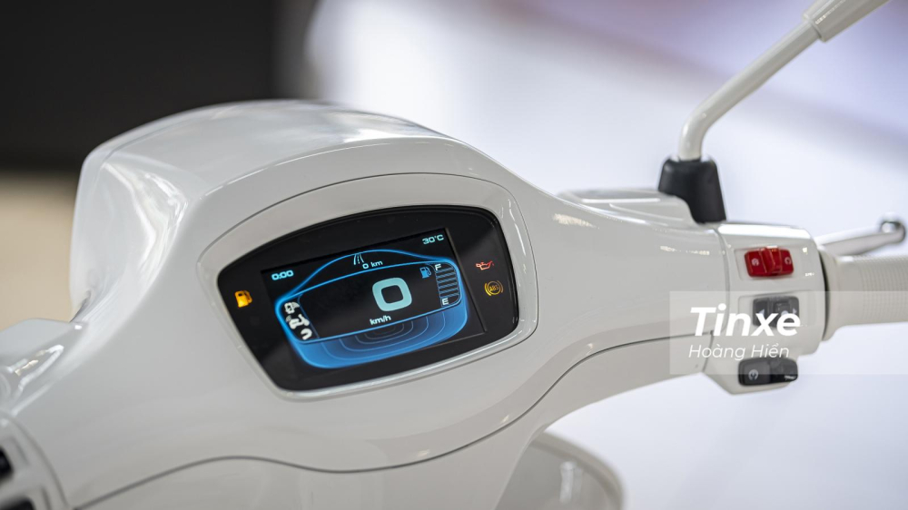 Màn hình TFT 4,3 inch là một trang bị mới lần đầu xuất hiện trên Vespa Sprint.