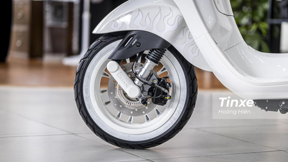 Các trang bị an toàn trên Vespa Sprint phiên bản Justin Bieber vẫn là phanh ABS bánh trước, khoá từ chống trộm.