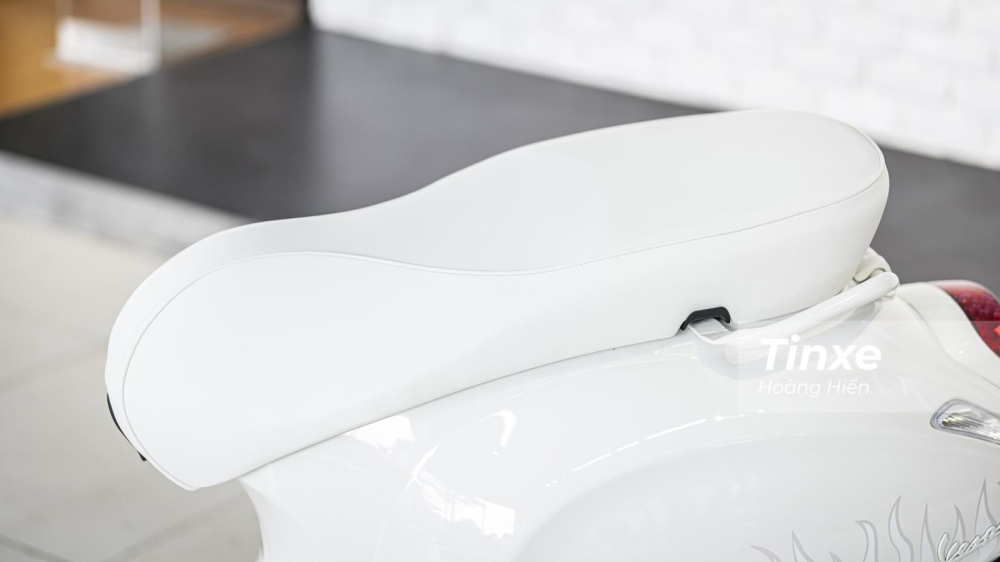 Ngay cả phần yên xe cũng được bọc da màu trắng tinh khôi và tay nắm sau được sơn trắng thay vì mạ chrome sáng bóng.