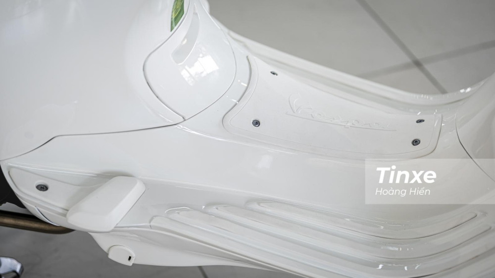 Những chi tiết thường mang màu đen như lót để chân dưới sàn xe cũng đã chuyển sang màu trắng.