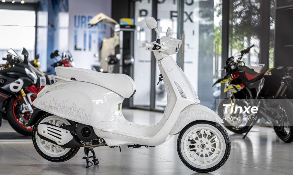 Vespa Sprint phiên bản đặc biệt của ca sĩ Justin Bieber khoác lên mình màu sơn trắng đơn sắc phủ gần như toàn bộ thân xe.