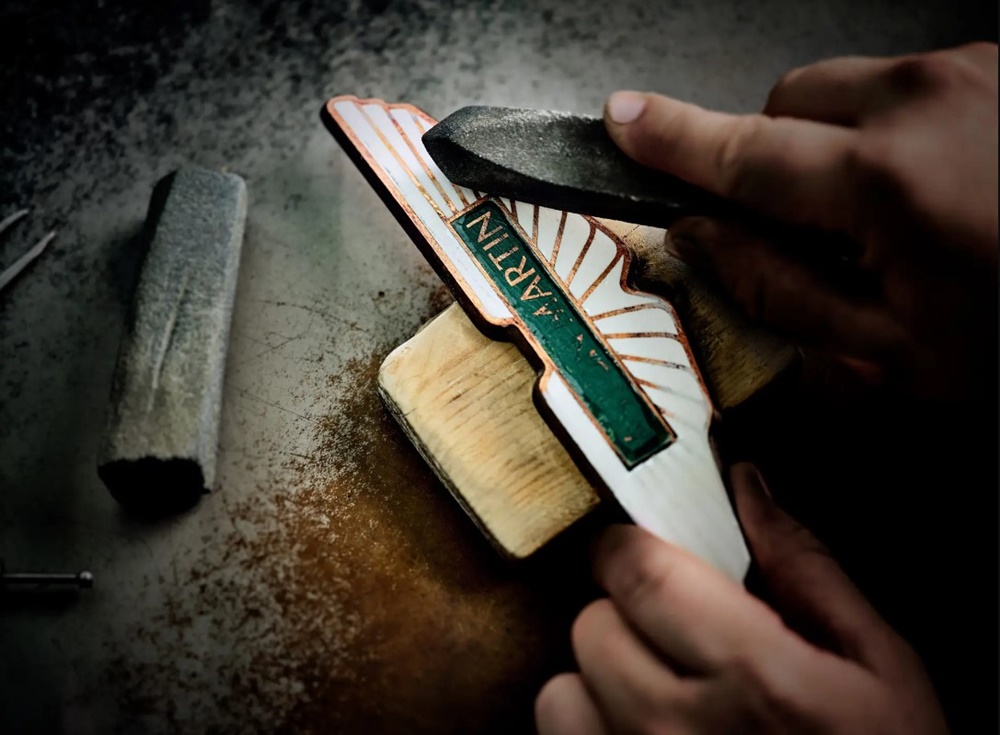 Logo mới của Aston Martin
