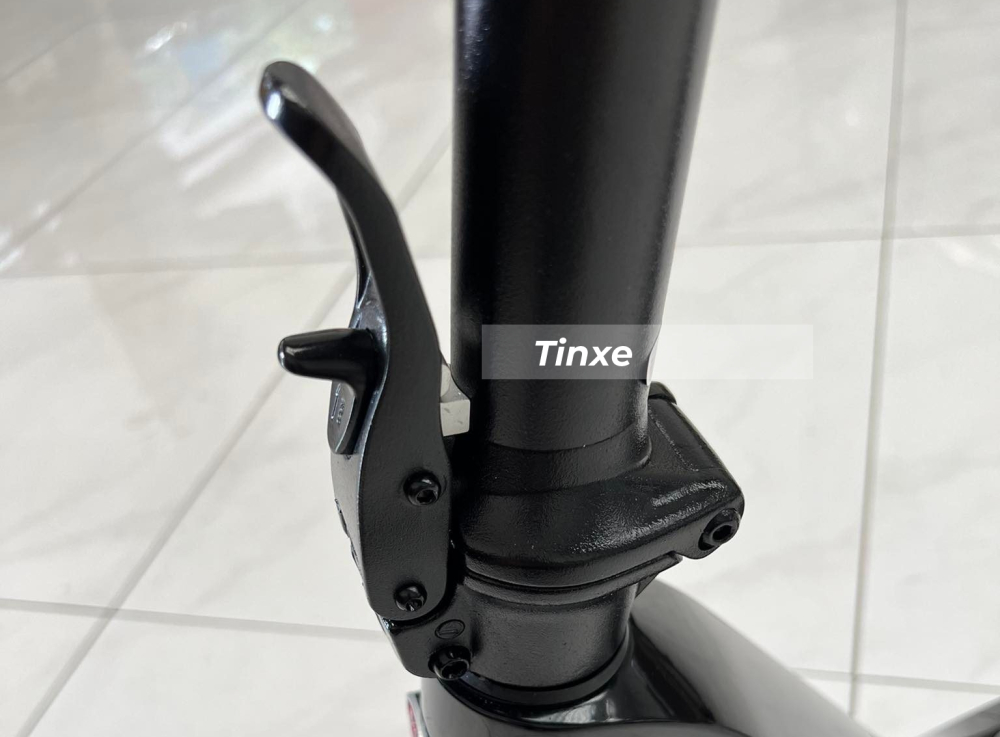 Chốt để cố định khi lắp xe chạy, v&agrave; khi gấp lại chỉ cần bật xuống