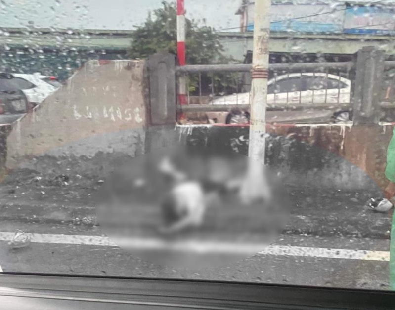 Người phụ nữ t&ocirc;ng cột đ&egrave;n v&agrave; tử vong tại ch&acirc;n cầu Vĩnh Tuy