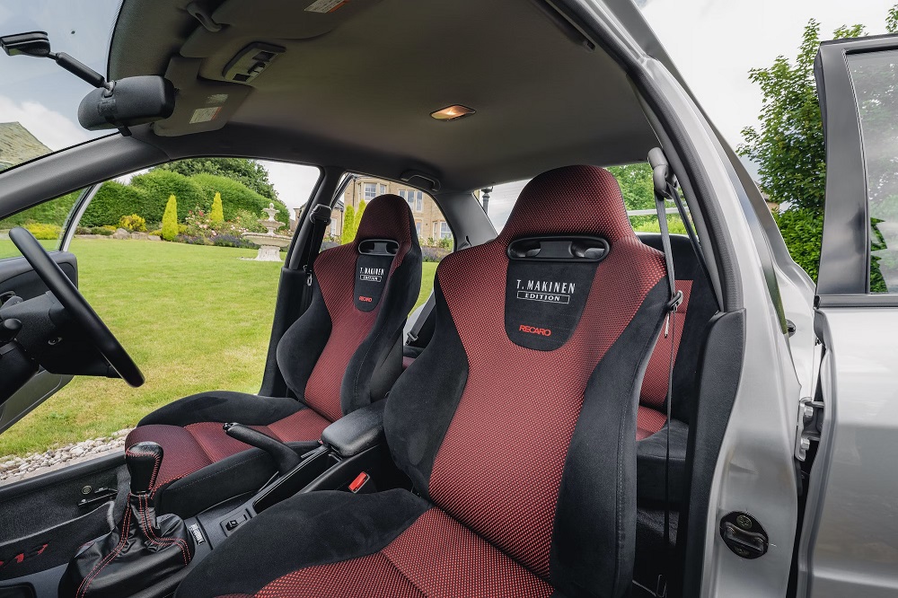 Ghế Recaro thể thao của chiếc Mitsubishi Lancer Evolution VI Tommy Makinen Edition Ghế Recaro thể thao của chiếc Mitsubishi Lancer Evolution VI Tommy Makinen Edition