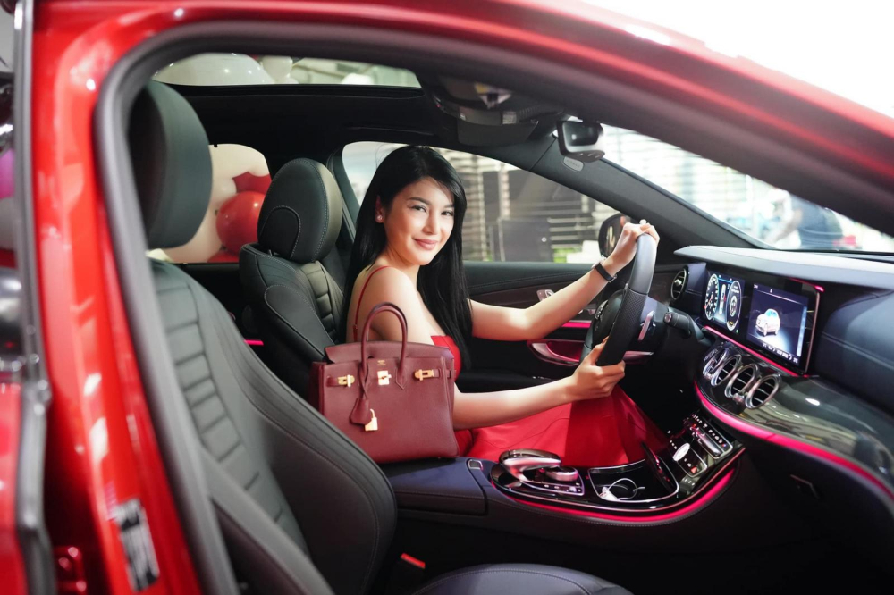 Lily Chen cùng xe Mercedes-Benz E300 AMG Lily Chen cùng xe Mercedes-Benz E300 AMG