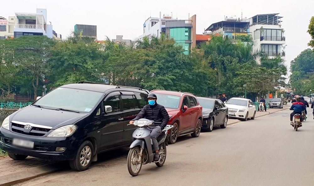 Đỗ 1/2 xe lên vỉa hè vẫn bị phạt theo quy định Đỗ 1/2 xe lên vỉa hè vẫn bị phạt theo quy định