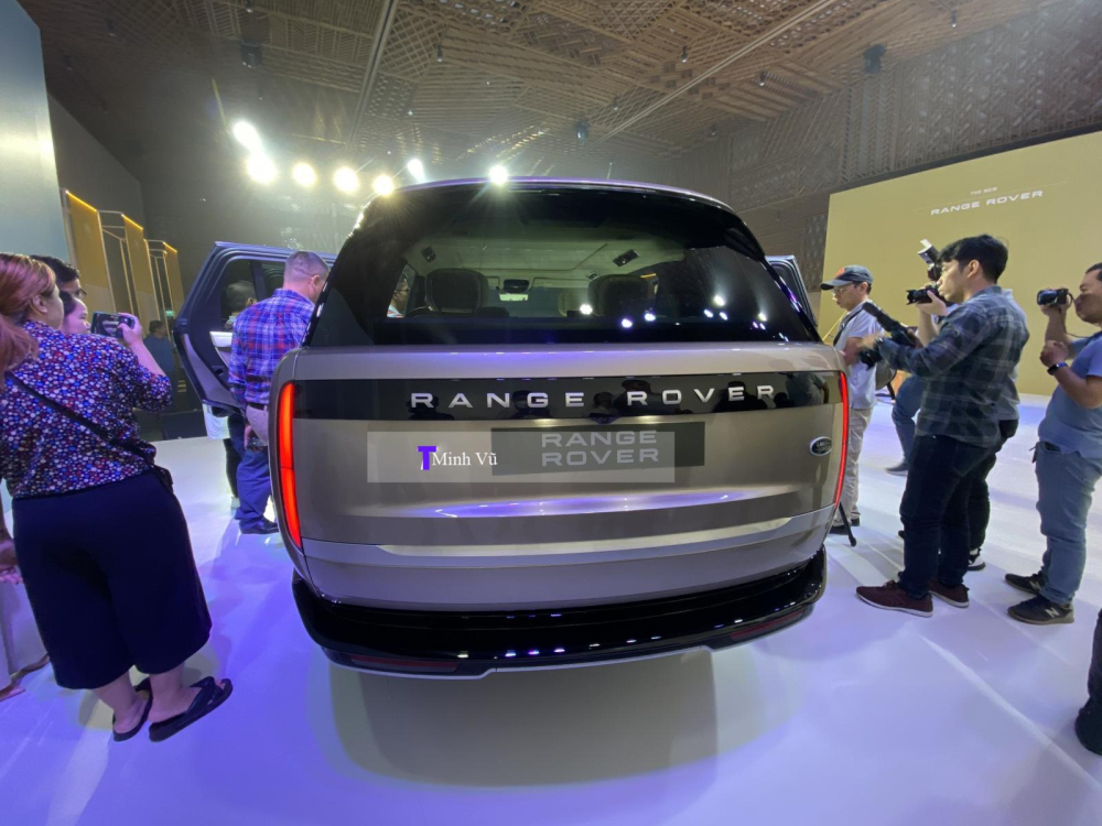 Xe SUV hạng sang Range Rover thế hệ mới nhìn từ phía sau