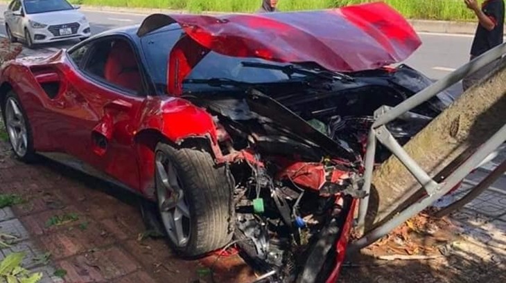 Chiếc siêu xe Ferrari 488 GTB mất lái đâm đổ cây bên đường, hỏng bét phần đầu xe. Chiếc siêu xe Ferrari 488 GTB mất lái đâm đổ cây bên đường, hỏng bét phần đầu xe.