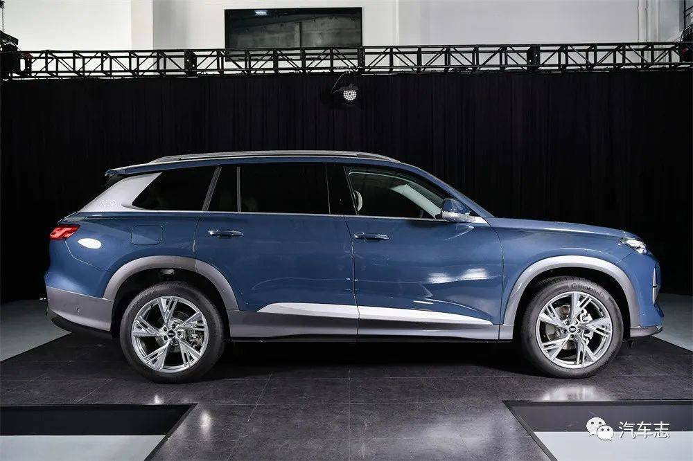 Audi Q6 c&oacute; k&iacute;ch thước lớn hơn cả đ&agrave;n anh Q7