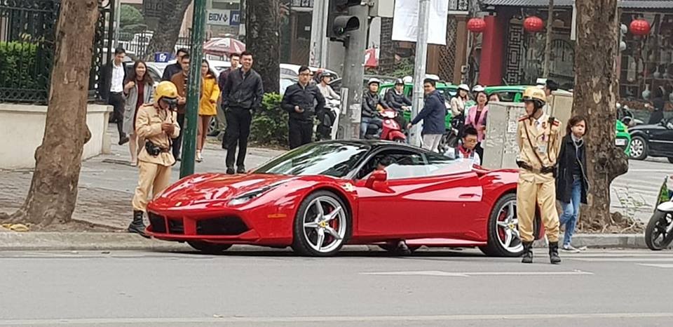 Chiếc xe Ferrari 488 GTB rất hay được chủ nhân cho lăn bánh trên đường phố Hà Nội vào năm 2019 Chiếc xe Ferrari 488 GTB rất hay được chủ nhân cho lăn bánh trên đường phố Hà Nội vào năm 2019