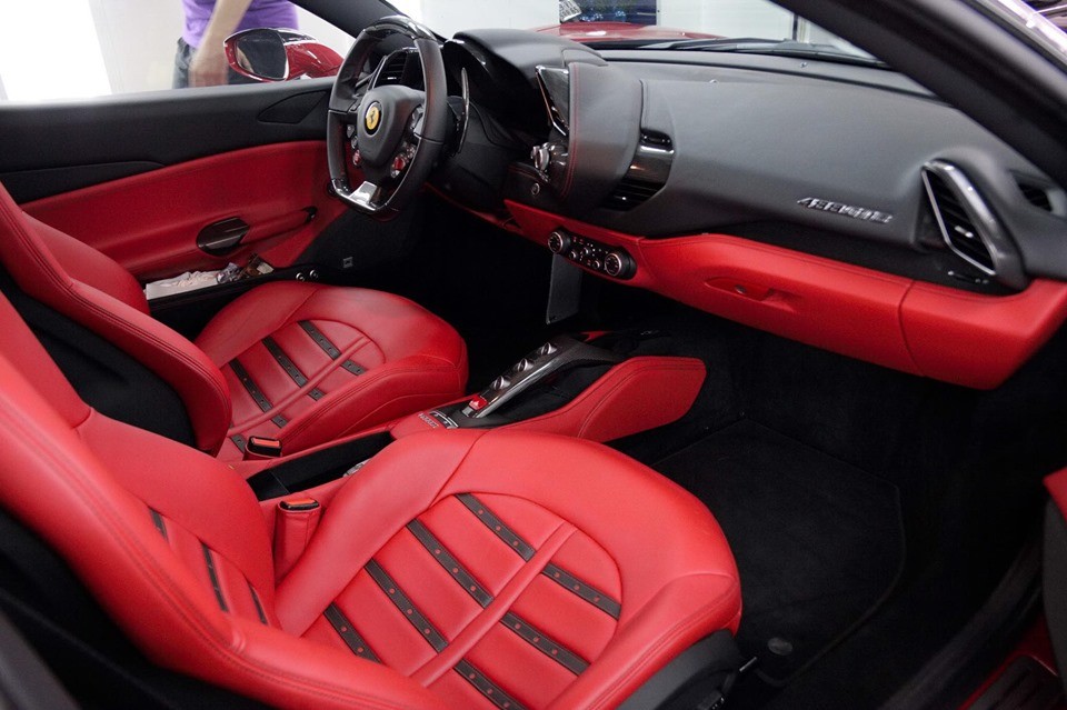 Chiếc siêu xe Ferrari 488 GTB gặp tai nạn được chủ xe chia sẻ mua từ đại lý chính hãng ở Mỹ, nội thất xe có cá nhân hóa tên của mình Chiếc siêu xe Ferrari 488 GTB gặp tai nạn được chủ xe chia sẻ mua từ đại lý chính hãng ở Mỹ, nội thất xe có cá nhân hóa tên của mình