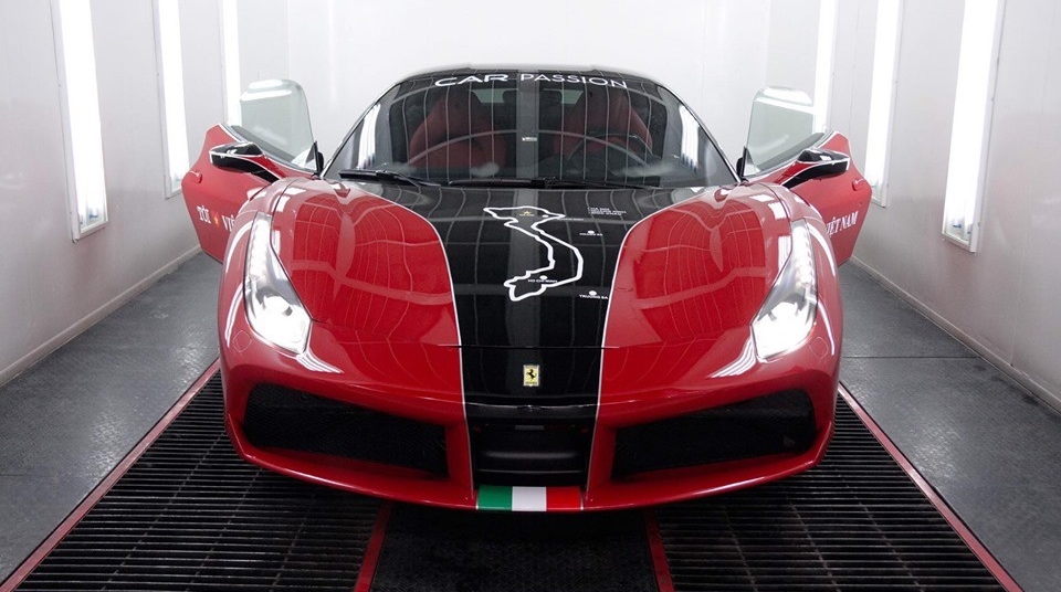 Còn đây là chiếc xe Ferrari 488 GTB lúc chưa xảy ra tai nạn Còn đây là chiếc xe Ferrari 488 GTB lúc chưa xảy ra tai nạn