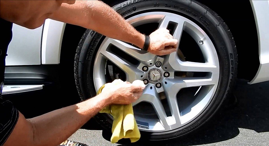 Gi&uacute;p la-zăng hết xước, sạch b&oacute;ng ch&oacute;i l&oacute;a với 3 bước nhanh ch&oacute;ng.
