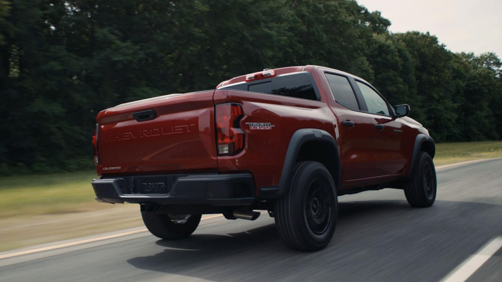 Chevrolet Colorado 2023 nh&igrave;n từ ph&iacute;a sau