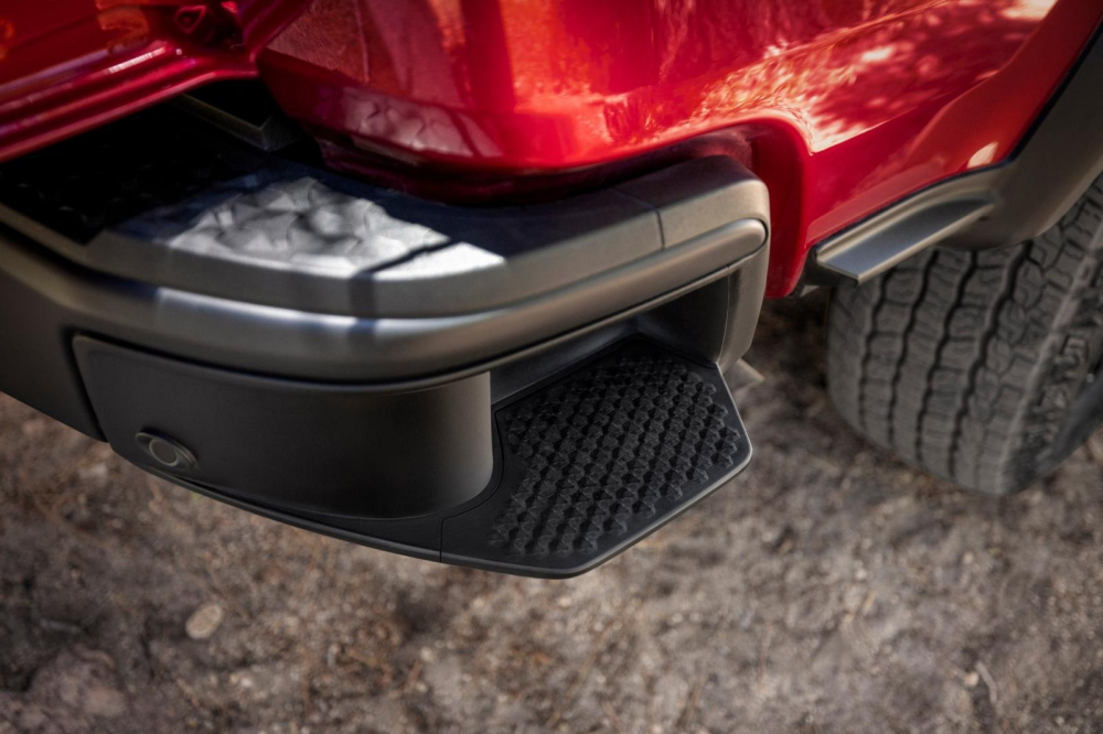 Bệ bước ch&acirc;n ở hai b&ecirc;n th&ugrave;ng sau của Chevrolet Colorado 2023