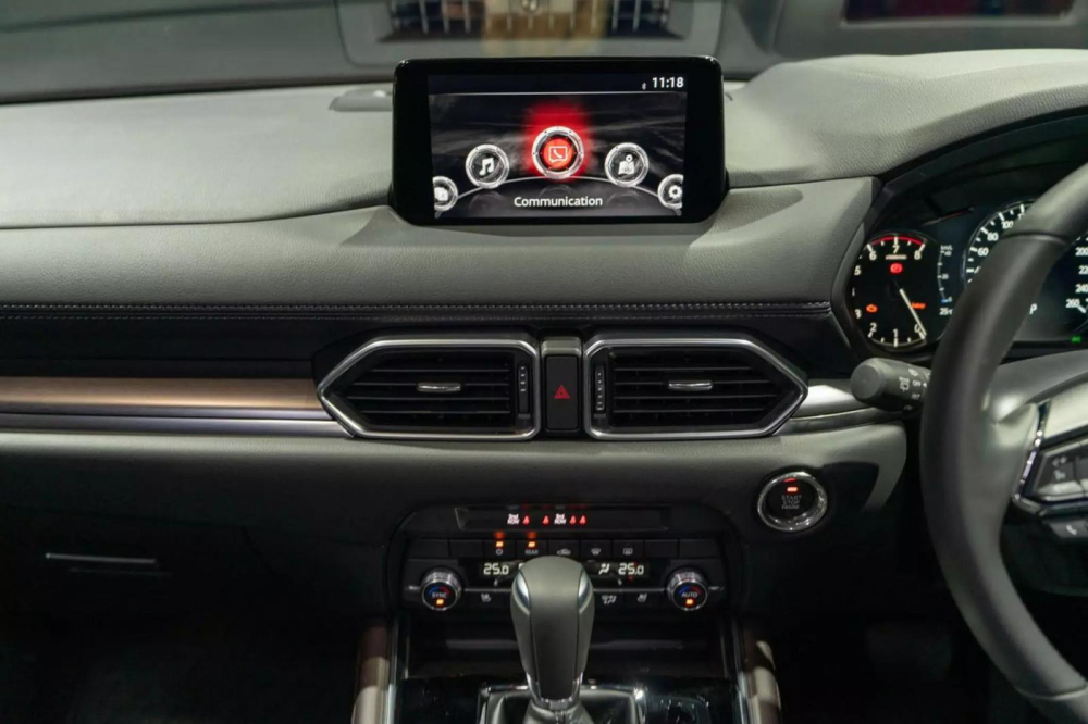 Màn hình trung tâm 8 inch đặt nổi trên mặt táp-lô của Mazda CX-8 2022 Màn hình trung tâm 8 inch đặt nổi trên mặt táp-lô của Mazda CX-8 2022