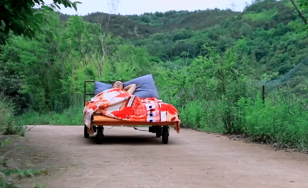 Chiếc xe giường nằm của anh Gu chạy bằng điện và có vận tốc tối đa 50 km/h Chiếc xe giường nằm của anh Gu chạy bằng điện và có vận tốc tối đa 50 km/h