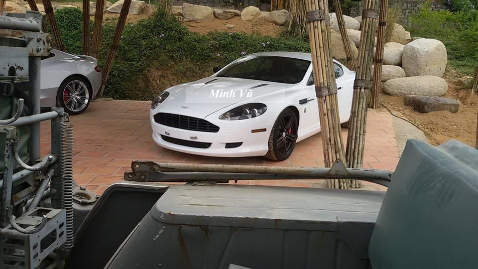 Hình ảnh chiếc xe Aston Martin DB9 Coupe của ông Đặng Lê Nguyên Vũ được chụp trong garage xe ở Tây Nguyên nhiều năm về trước