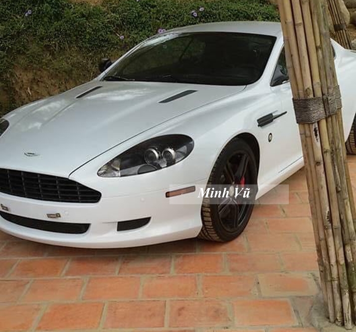 Hé lộ ngoại thất mới trên chiếc Aston Martin DB9 Coupe đã theo vị Chủ tịch này gần 10 năm qua