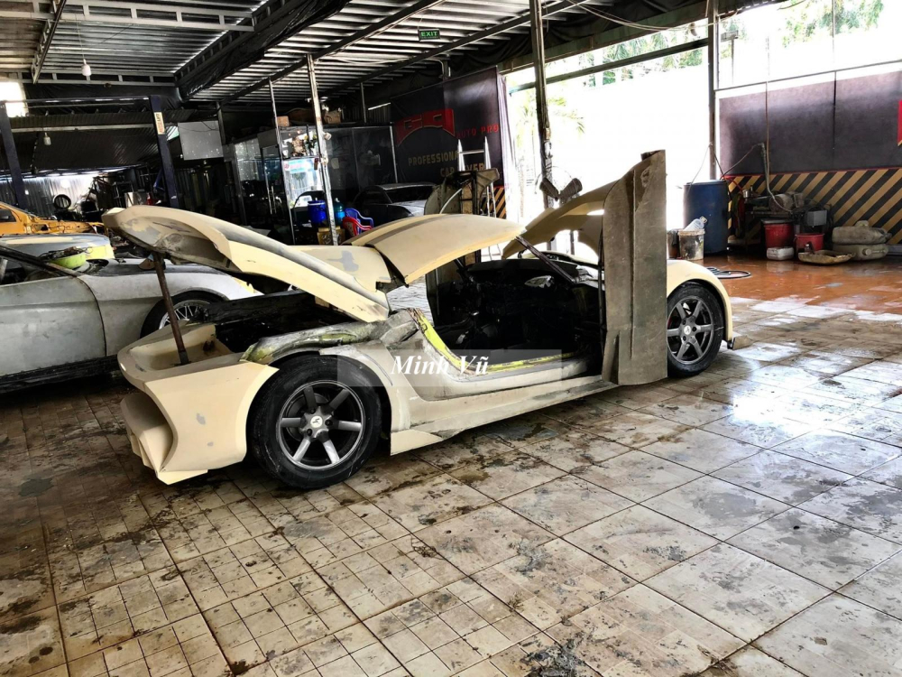 Cửa trượt về trước là đặc trưng của hãng xe Koenigsegg cũng đã được thợ Việt chế xong bản lề xoay cho cửa Cửa trượt về trước là đặc trưng của hãng xe Koenigsegg cũng đã được thợ Việt chế xong bản lề xoay cho cửa