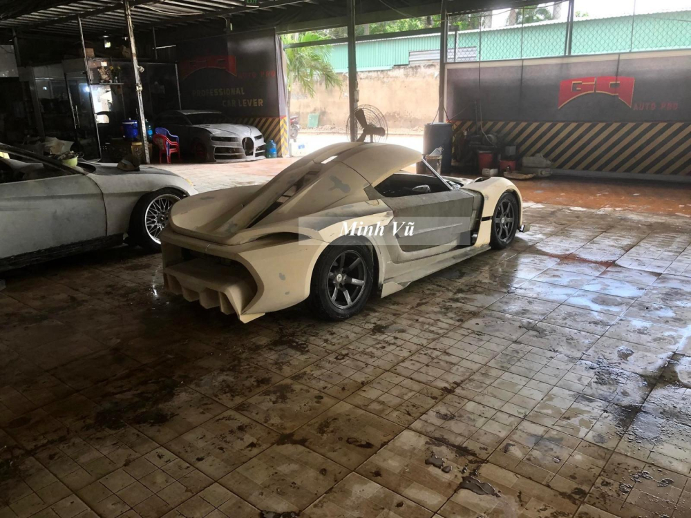 Phía sau chiếc xe chế Koenigsegg Jesko từ Smart Roadster Phía sau chiếc xe chế Koenigsegg Jesko từ Smart Roadster