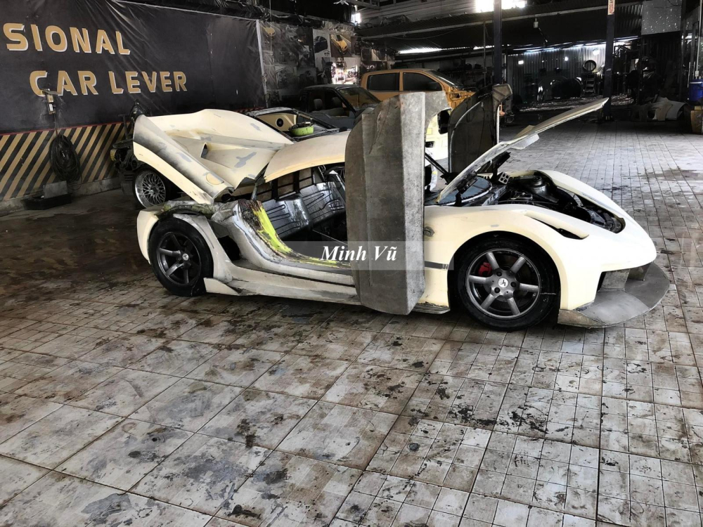 Cửa trượt về trước là đặc trưng của hãng xe Koenigsegg cũng đã được thợ Việt chế xong bản lề xoay cho cửa Cửa trượt về trước là đặc trưng của hãng xe Koenigsegg cũng đã được thợ Việt chế xong bản lề xoay cho cửa