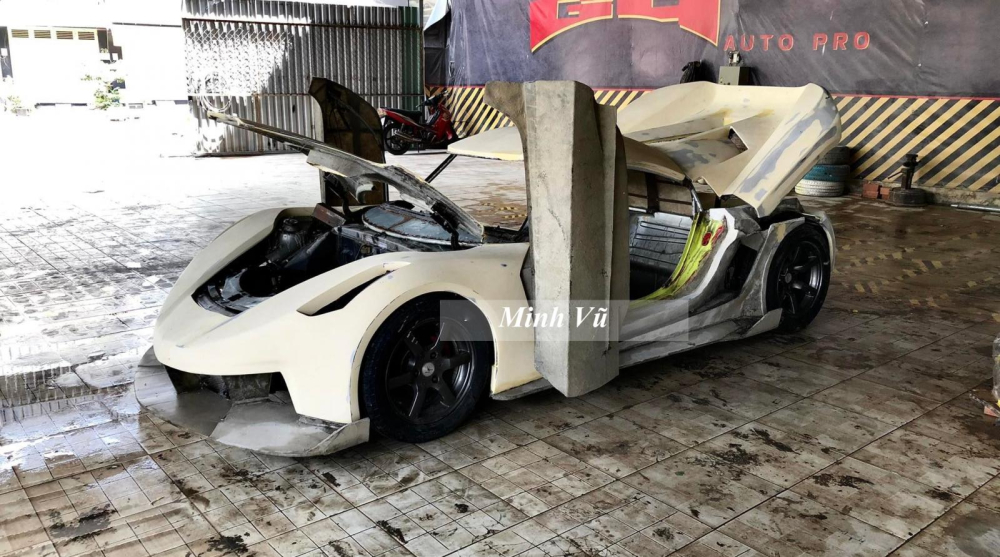 Cửa trượt về trước là đặc trưng của hãng xe Koenigsegg cũng đã được thợ Việt chế xong bản lề xoay cho cửa Cửa trượt về trước là đặc trưng của hãng xe Koenigsegg cũng đã được thợ Việt chế xong bản lề xoay cho cửa