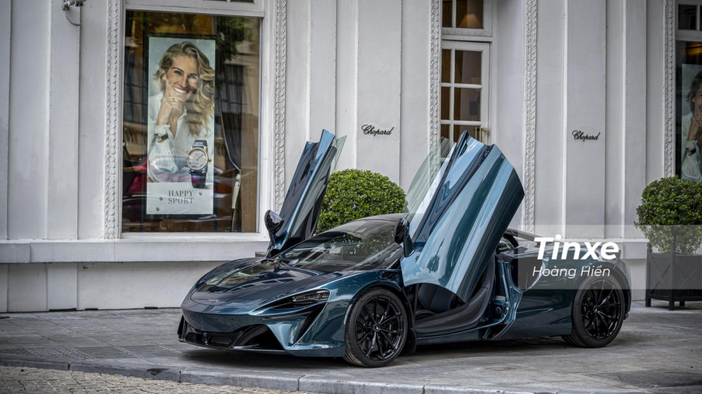 McLaren Artura lần đầu ti&ecirc;n được giới thiệu tr&ecirc;n thị trường quốc tế v&agrave;o th&aacute;ng 2/2021 v&agrave; nhanh ch&oacute;ng thu h&uacute;t được sự quan t&acirc;m của giới si&ecirc;u xe bởi sự độc đ&aacute;o trong việc kết hợp động cơ xăng v&agrave; động cơ điện để mang lại trải nghiệm tối ưu.