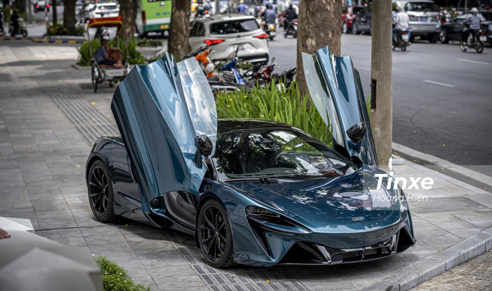McLaren Artura vẫn sở hữu cửa mở kiểu c&aacute;nh chim đặc trưng rất bắt mắt.