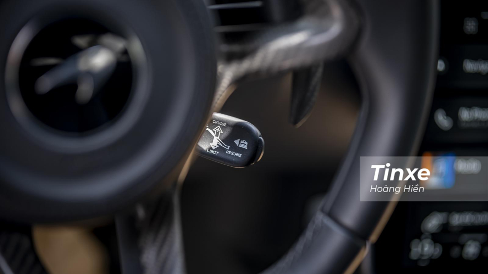 Một số c&ocirc;ng nghệ an to&agrave;n c&oacute; thể thấy tr&ecirc;n McLaren Artura như kiểm so&aacute;t h&agrave;nh tr&igrave;nh chủ động, phanh chủ động khẩn cấp,...