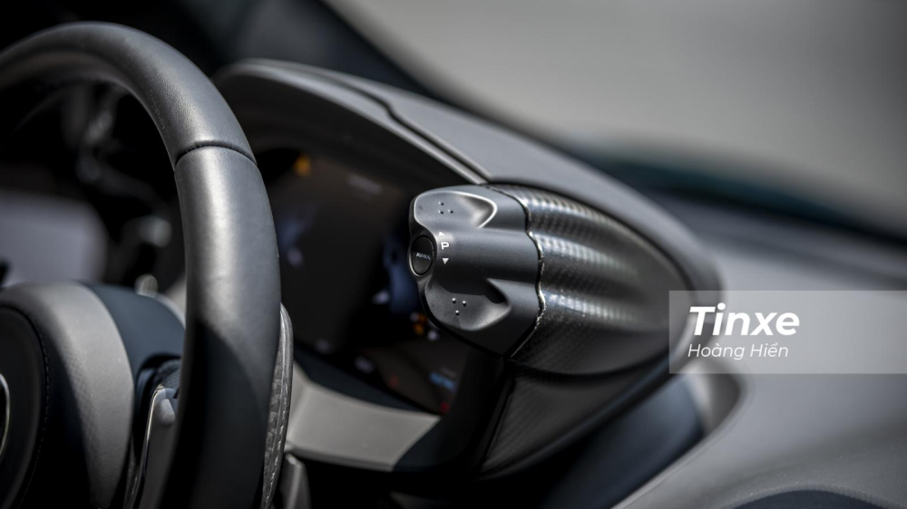 McLaren Artura cho ph&eacute;p người l&aacute;i thay đổi c&aacute;c chế độ kh&aacute;c nhau của hệ truyền động v&agrave; phản ứng của v&ocirc;-lăng.