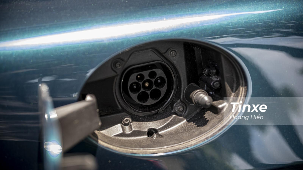 McLaren Artura c&oacute; thể sạc 80% pin trong 2,5 giờ với nguồn điện d&acirc;n dụng.