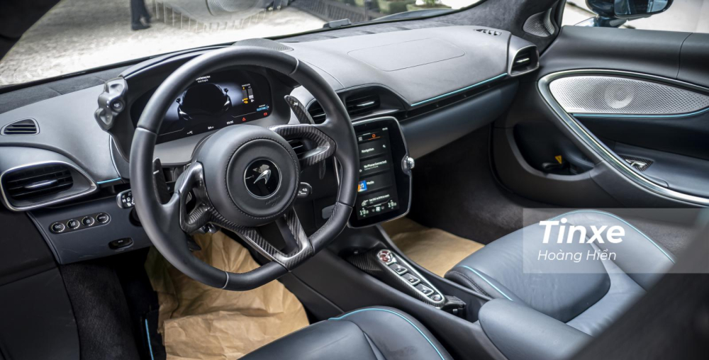 Kh&ocirc;ng gian nội thất của McLaren Artura đơn giản gọn g&agrave;ng rất đặc trưng kiểu của những chiếc si&ecirc;u xe.