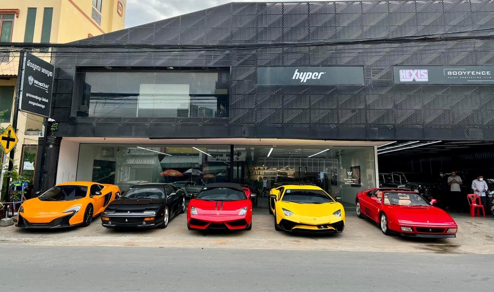 Ferrari F355 Berlinetta màu đen lúc còn ở Campuchia, dàn xe trong ảnh này đã về hết Việt Nam, từ trái sang là McLaren 650S Coupe, Ferrari F355 Berlinetta, Lamborghini Gallardo LP570-4 Spyder Performante, Lamborghini Aventador SV và Ferrari 348 GTS Ferrari F355 Berlinetta màu đen lúc còn ở Campuchia, dàn xe trong ảnh này đã về hết Việt Nam, từ trái sang là McLaren 650S Coupe, Ferrari F355 Berlinetta, Lamborghini Gallardo LP570-4 Spyder Performante, Lamborghini Aventador SV và Ferrari 348 GTS