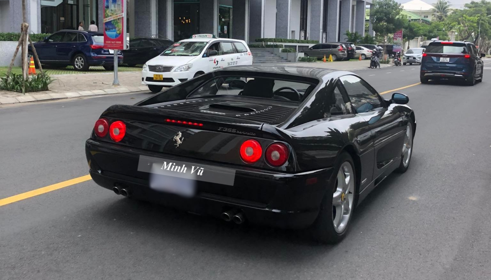 Siêu xe Ferrari F355 Berlinetta trên đường phố Sài thành Siêu xe Ferrari F355 Berlinetta trên đường phố Sài thành