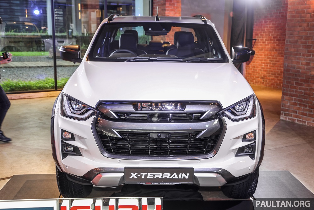 Isuzu D-Max X-Terrain 2022 có nhiều chi tiết ngoại thất sơn màu xám đậm như lưới tản nhiệt