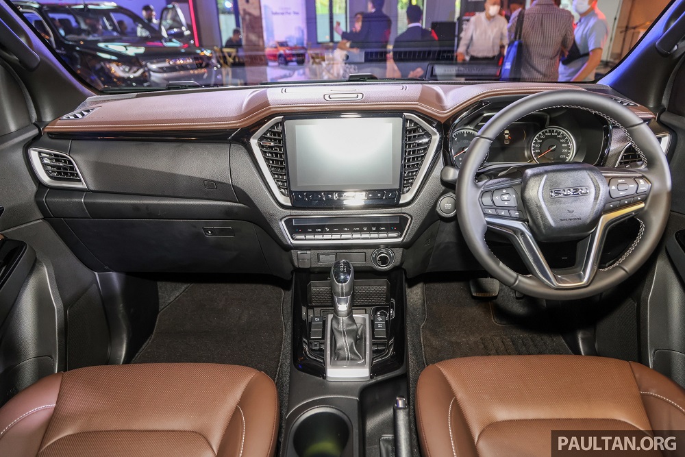 Nội thất của Isuzu D-Max X-Terrain 2022 vẫn được bọc da màu nâu